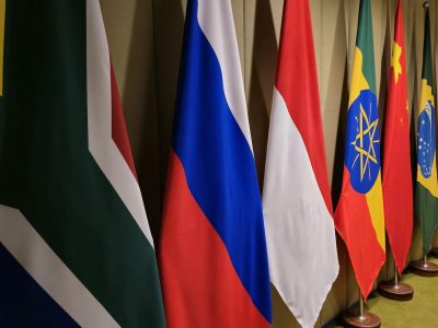 Conselheiro comenta expansão do BRICS e desdolarização 